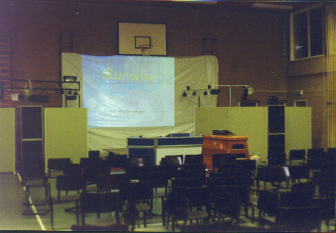 Now we are at the Compo-hall, with the autobump-bigscreen.
