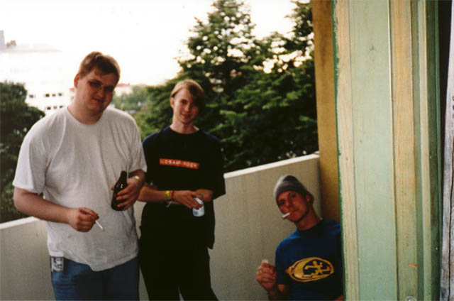 Hellfire, Melwyn, Sixpack smoking on droid?s balcony