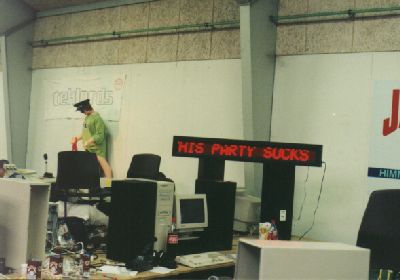 That?s what Smash Design (PC) thought about The Party. In the back some decoration by Teklords.
